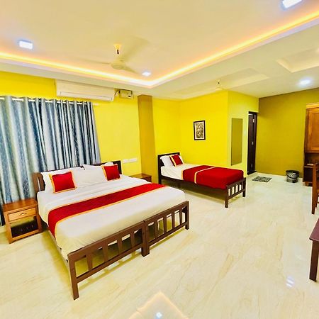 Madaparambil Residency Alwaye Екстериор снимка
