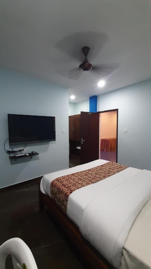 Madaparambil Residency Alwaye Екстериор снимка